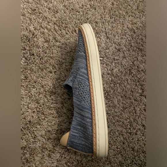 Women’s 6 Ugg Loafers in blue - Picture 3 of 6